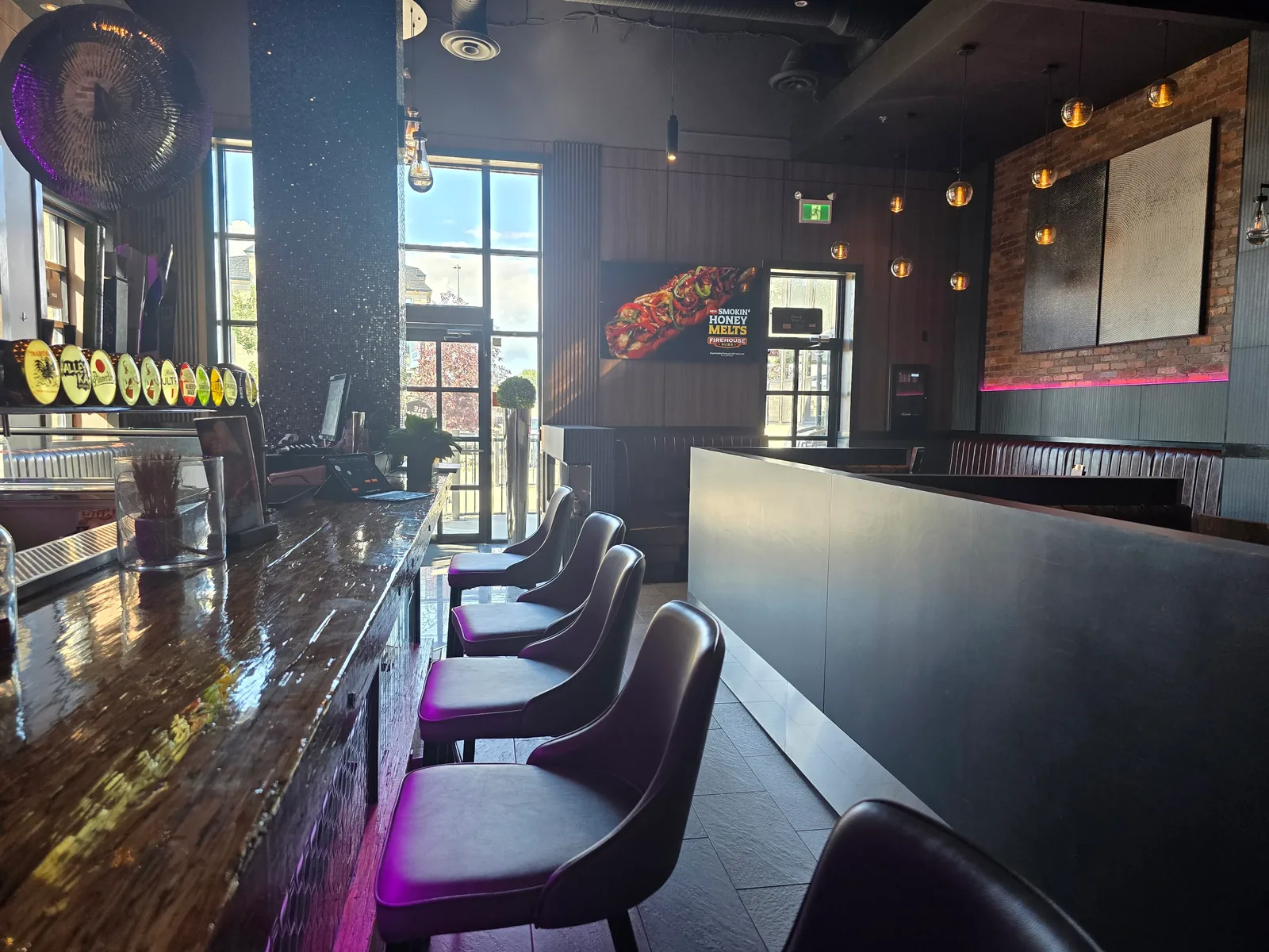 Bar seating and craft beer taps at THE PIZZA SPOT WEM – late-night Italian restaurant open until 1 AM Friday and Saturday near WEM